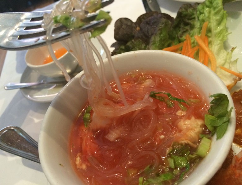 Yam Wunsem – Sopa de fideos de soja con langostinos y picadillo de pollo de corral a la lima