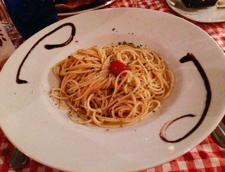 Spaguetti aglio olio (Spaguetti con ajo, aceite de oliva y cayena)