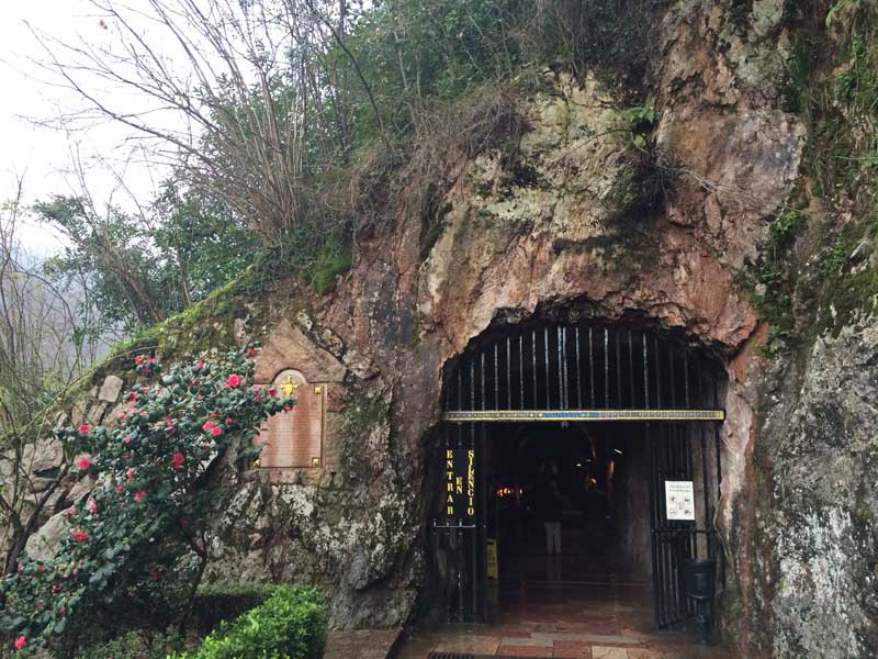 Puerta de acceso a la Santa Cueva