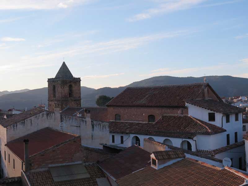 Vista del caso antiguo de Siles con la Iglesia Nª Sª de la Asunción