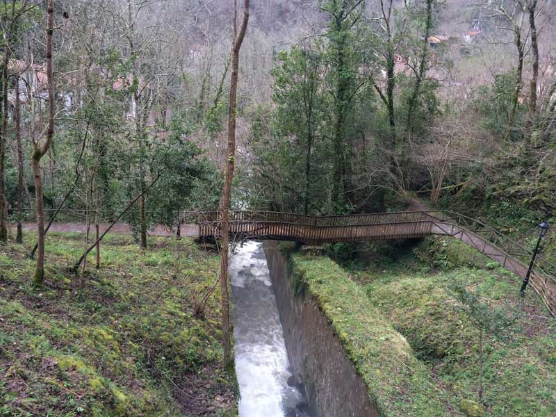 Río Covadonga a su paso por los Jardines del Príncipe