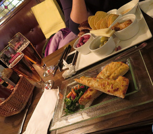 Tapeo en el restaurante bar Bishops Arms en Kiruna