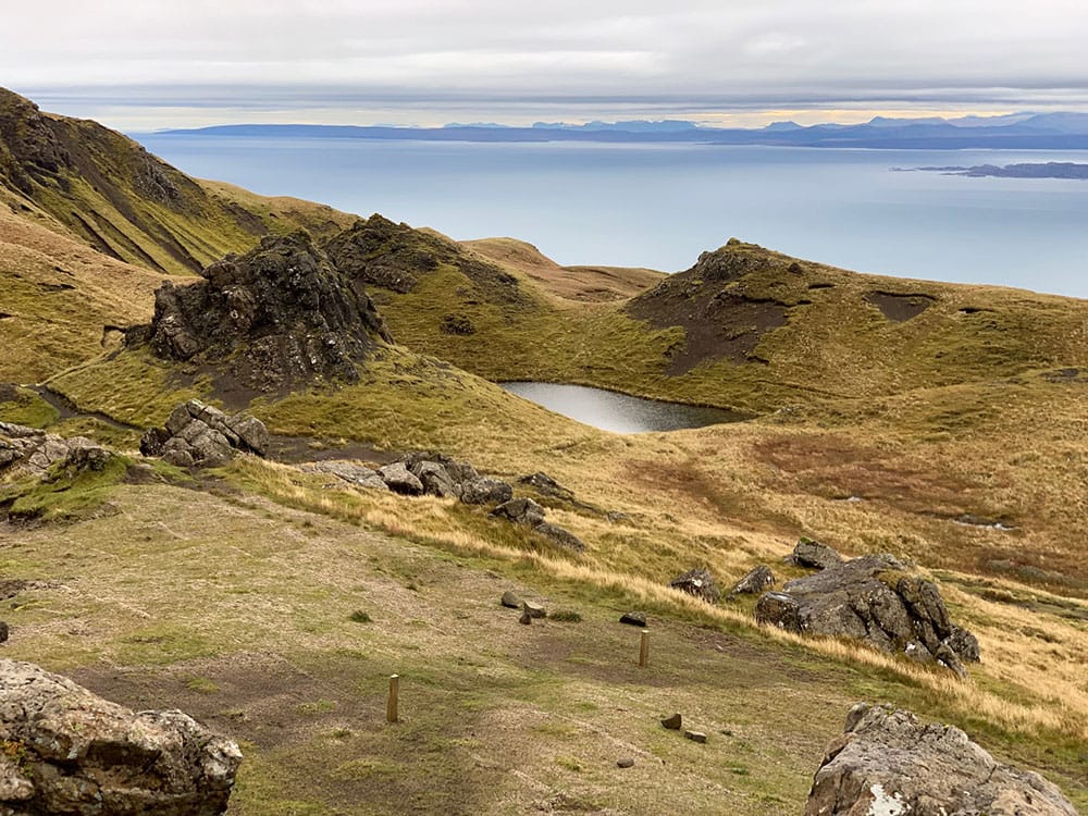 Panorámica de los paisajes que rodean Old Man of Storr