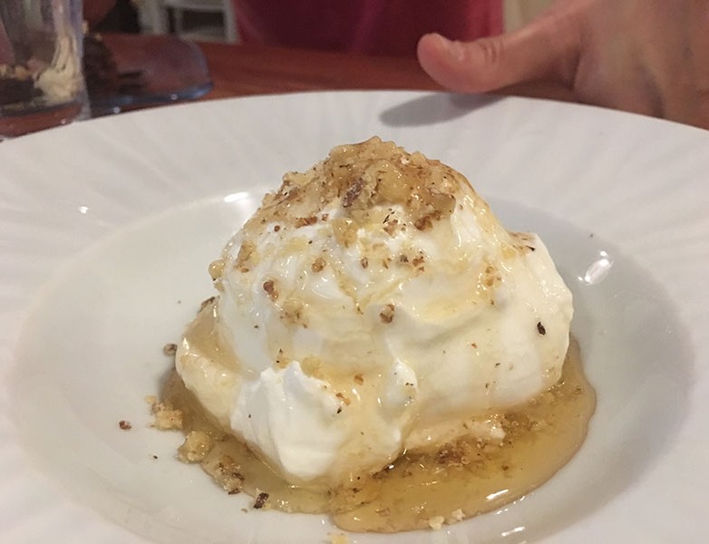 Yogur griego con miel y nueces