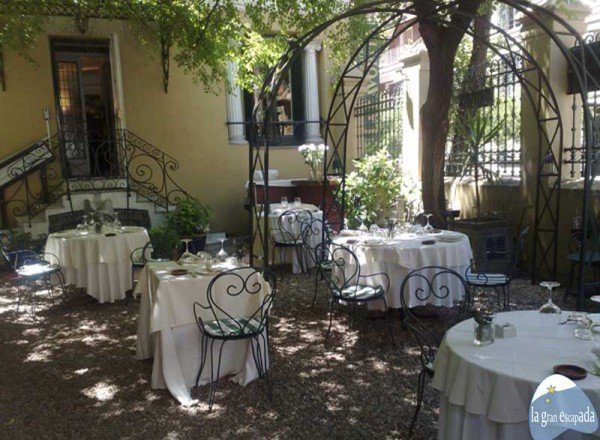 Jardín en la terraza exterior de La Favorita, de día