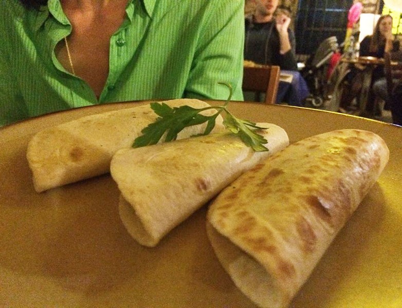 Tacos de pescado con aguacate, picos de gallo y salsa
